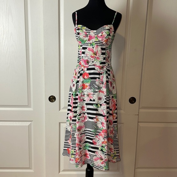 NWT YUMI KIM BLACK & WHITE FLORAL MIDI DRESS - Picture 1 of 4
